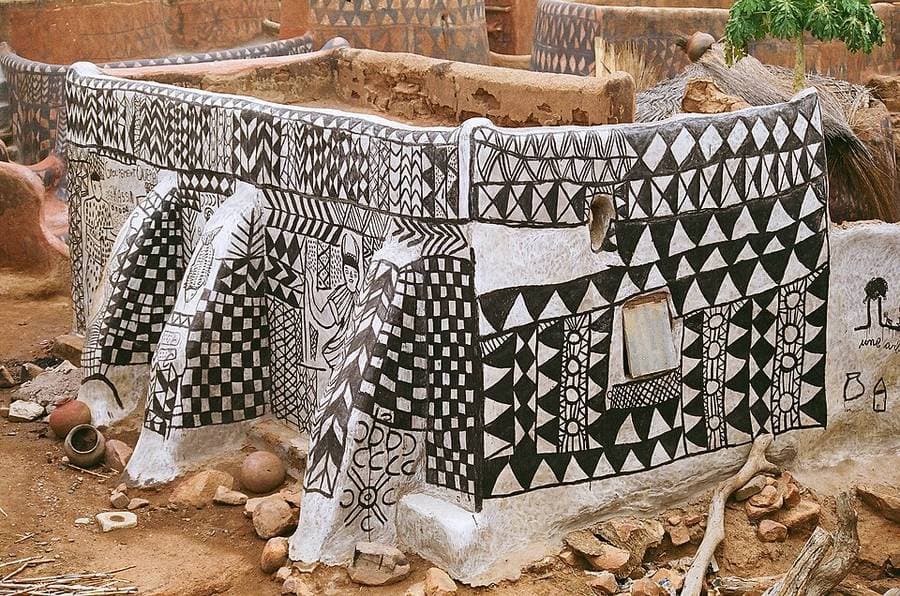 Maison en banco couverte de motifs géométriques noirs et blancs peints à la main, dans la cour royale de Tiébélé