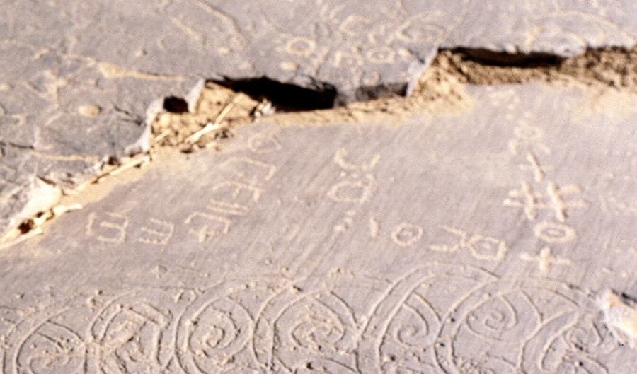 Inscriptions tifinagh gravées dans la roche en Algérie.
