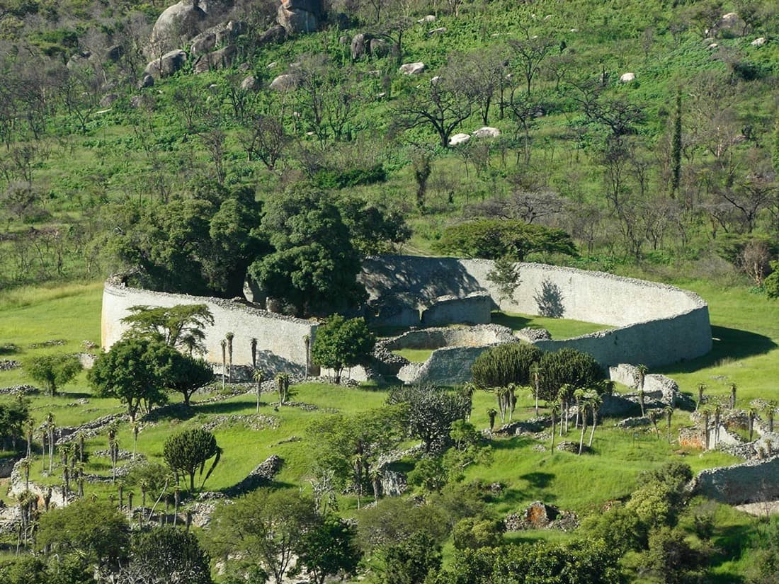 Murailles extérieures en pierre sèche du Grand Zimbabwe.