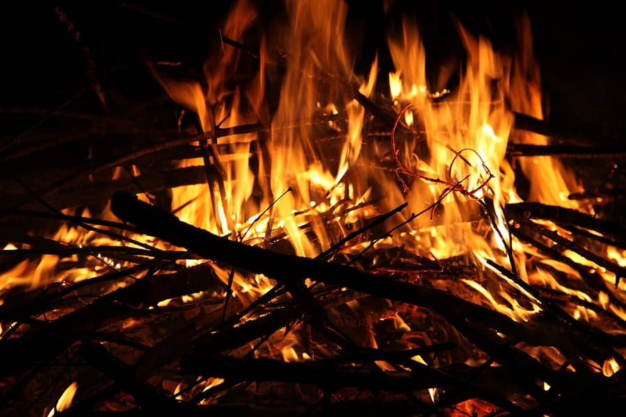 Un feu de petites branches sèches, de nuit : le feu dont parle le proverbe.