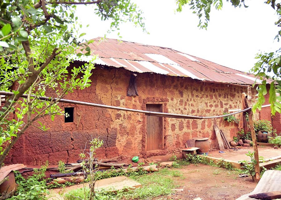 Une maison en terre au toit de tôle, dans une cour du pays yoruba, au Nigeria : le lieu du peuple yoruba.