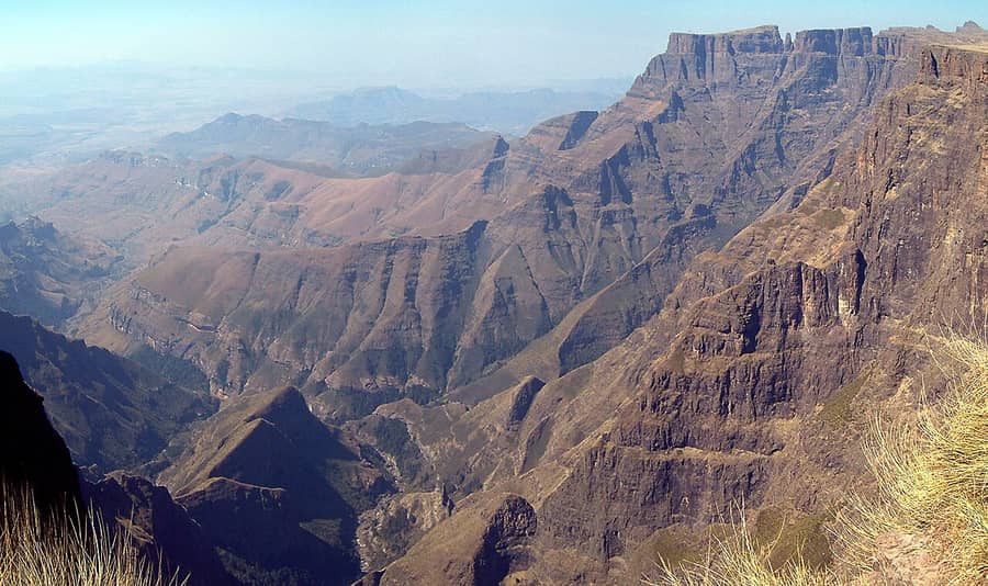 Les falaises de l'amphithéâtre du Drakensberg, dans le KwaZulu-Natal, en Afrique du Sud : des hauteurs, dans le pays du proverbe zoulou.