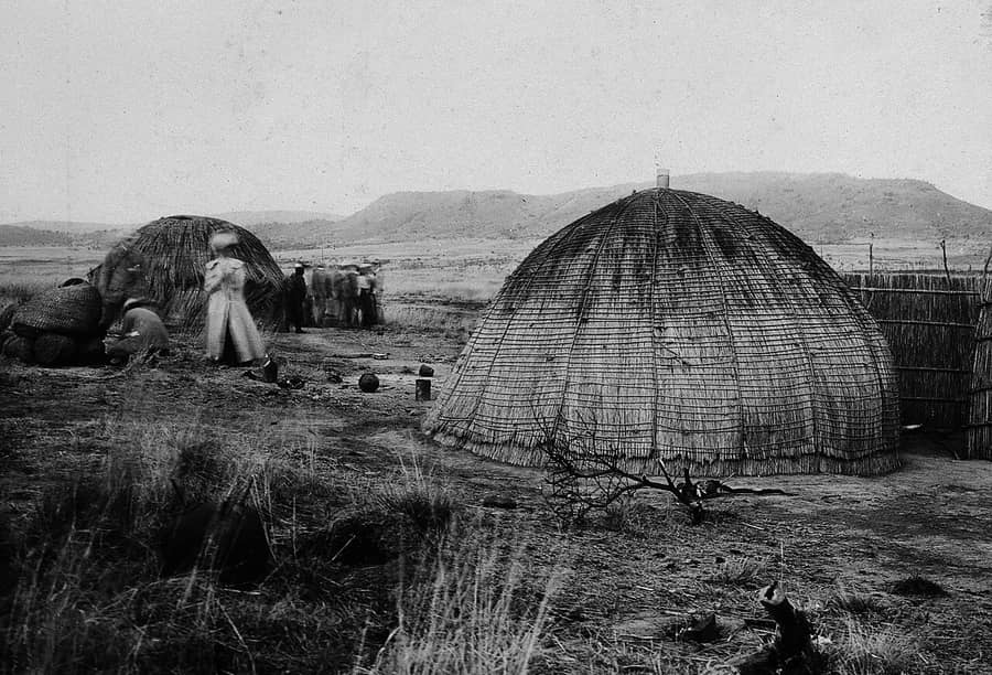 Des huttes en dôme d'un kraal à Colenso, dans le Natal, en Afrique du Sud, sur une photographie de 1905 : l'habitat du pays zoulou.