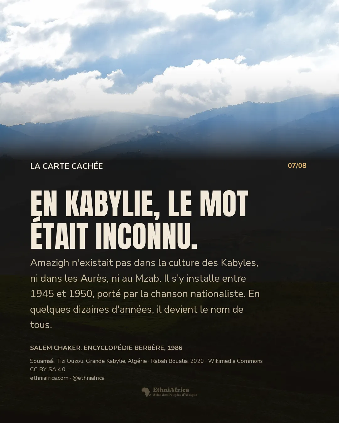 des collines vertes au premier plan, des chaînes bleutées derrière traversées de rayons de soleil, des villages accrochés aux crêtes
