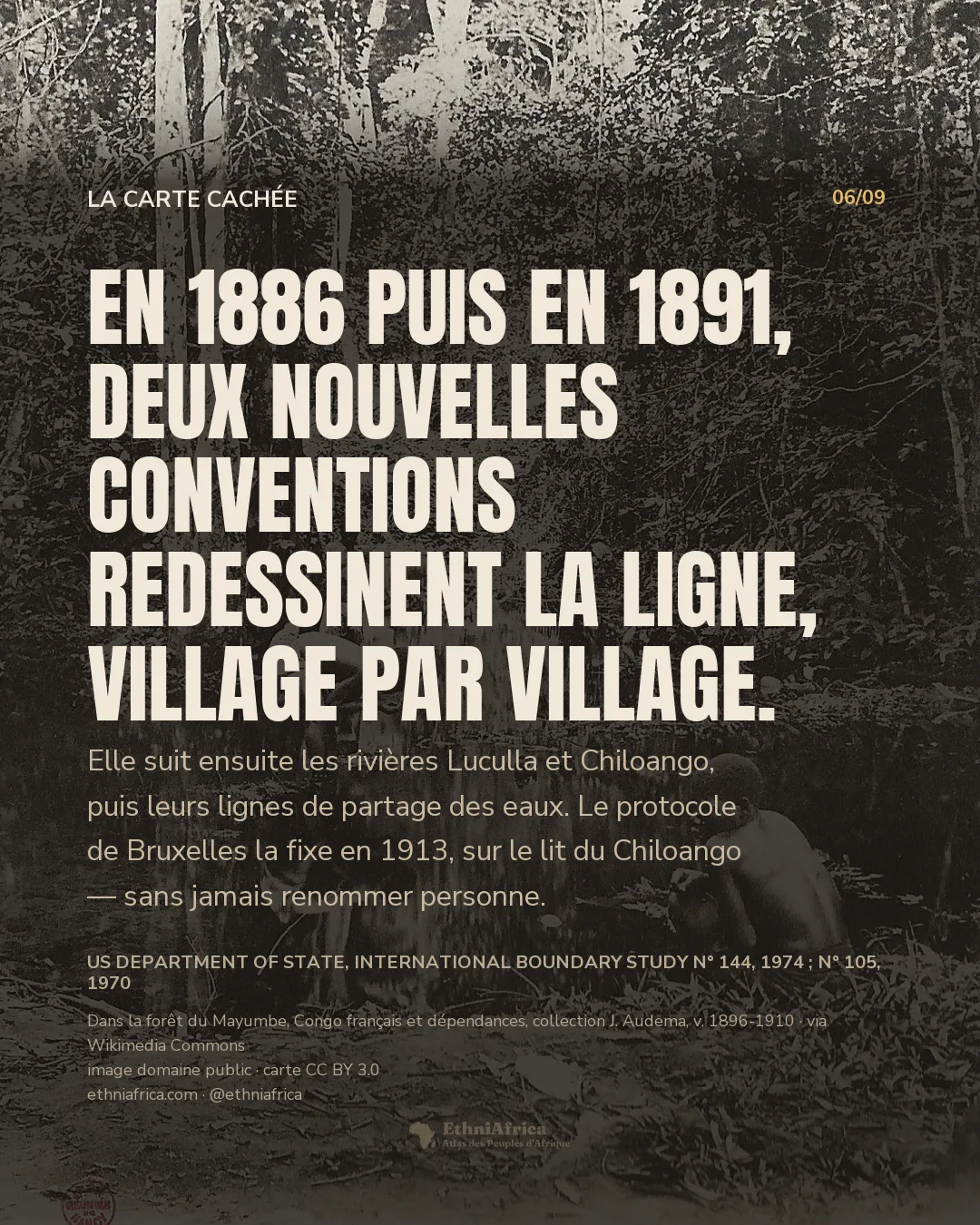 une photographie ancienne en noir et blanc montrant trois personnes dans un cours d'eau forestier, sous une frondaison dense, l'une penchée vers l'eau et une autre accroupie sur la berge tenant un récipient