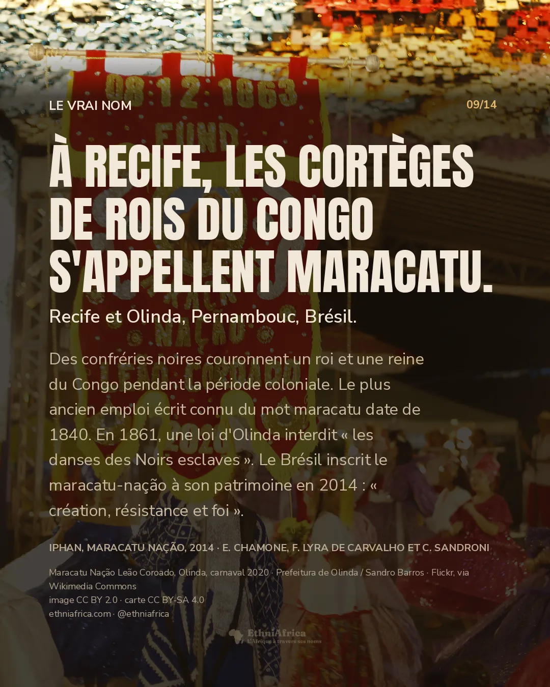 Une bannière rouge brodée d'or, « Maracatu Nação Leão Coroado, fund. 08-12-1863, 2020 », avec un lion couronné, domine une rue de carnaval décorée ; autour dansent des femmes en robes à crinoline blanches, bleues et roses, avec une ombrelle rouge et blanche à l'arrière-plan.