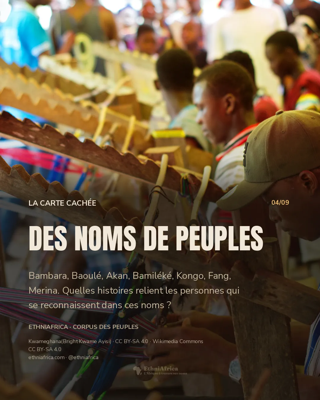 Plusieurs personnes travaillent sur des métiers à tisser en bois, avec des fils multicolores au premier plan.