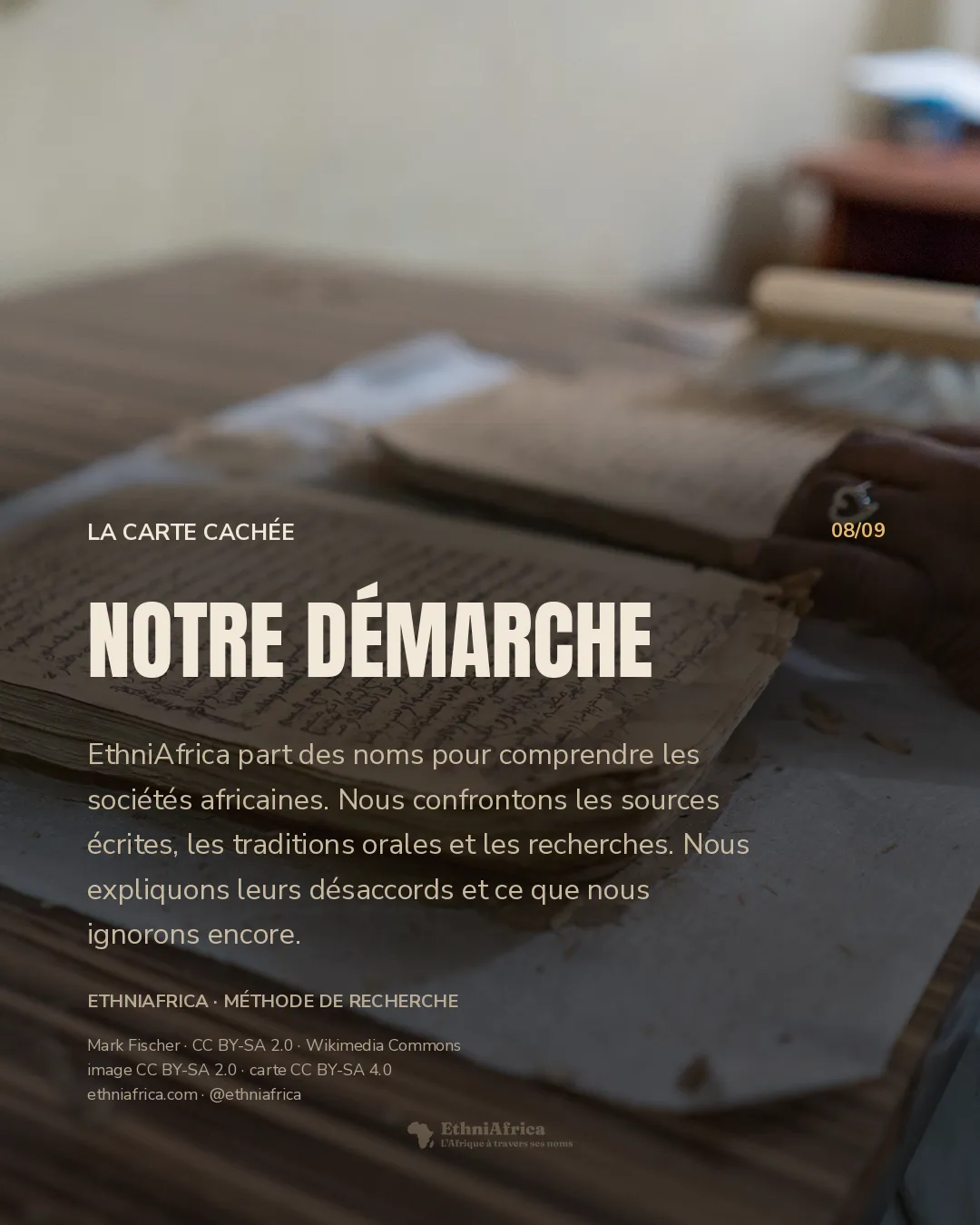 Des mains munies d’un pinceau et d’une spatule interviennent sur les feuillets manuscrits posés sur une table.
