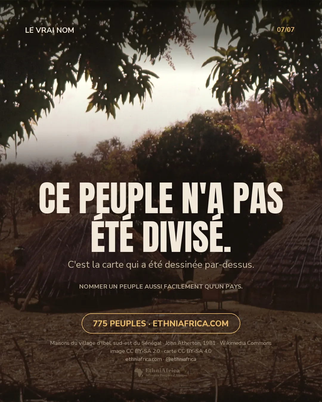 un village de maisons de terre à toit de chaume étagées sur un versant, des arbres entre les toits et une falaise en arrière-plan