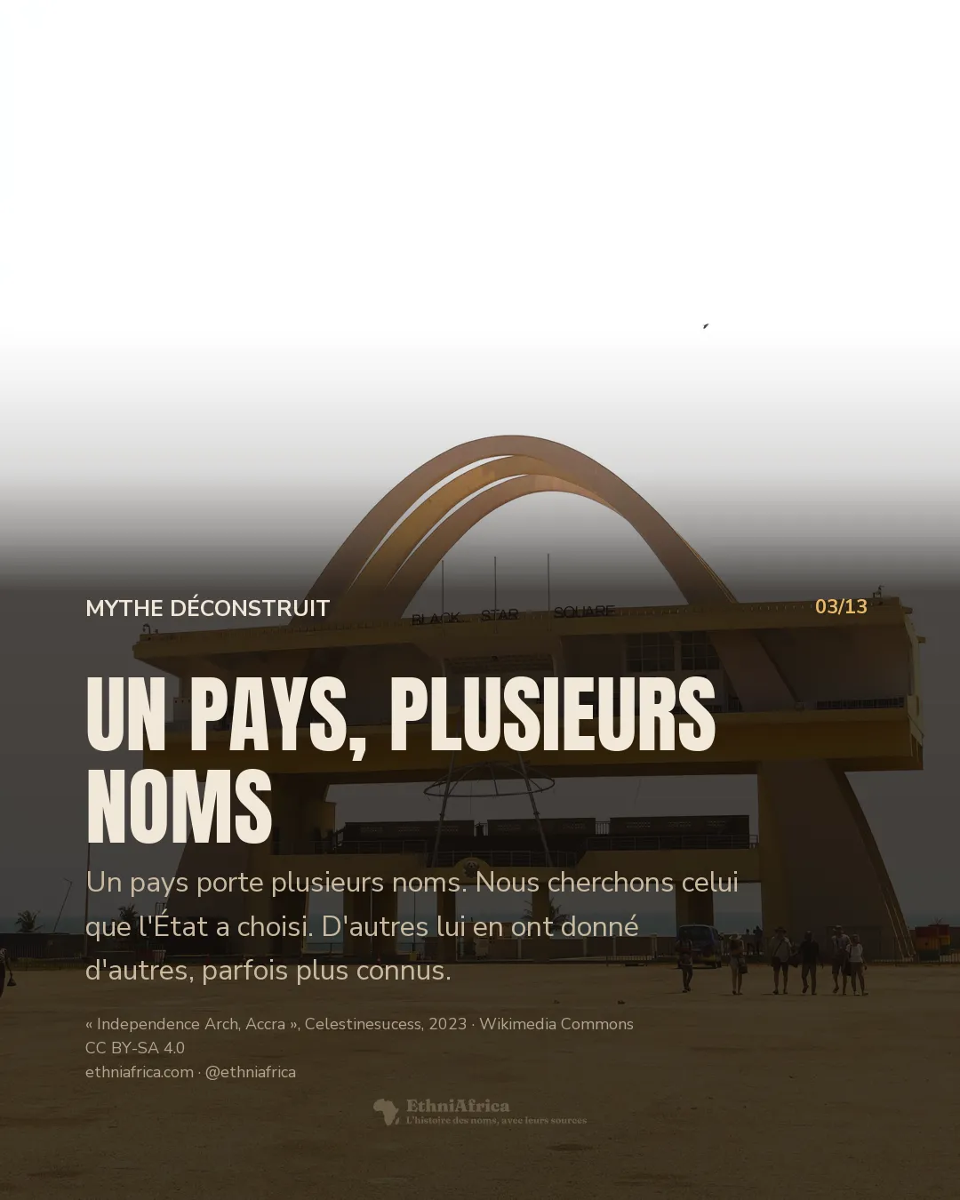 La grande arche jaune de la place de l'Étoile noire à Accra, portant l'inscription « Black Star Square », au-dessus d'une esplanade de sable où quelques personnes marchent au loin, sous un ciel dégagé.