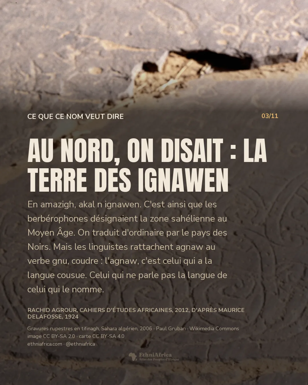 Une dalle rocheuse claire en lumière rasante, gravée d'une large frise de spirales entrelacées et, en haut à droite, d'une ligne de caractères anguleux faits de croix, de cercles et de points.