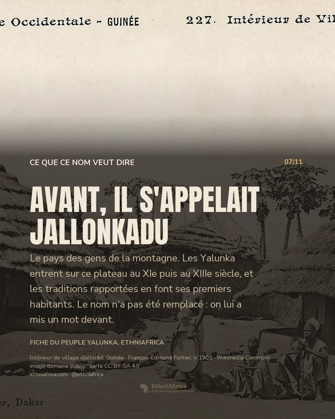 Carte postale ancienne : une cour de village balayée entre de grandes cases coniques en chaume, une dizaine d'habitants assis ou debout, dont plusieurs enfants au premier plan, et un homme tenant un objet rond.