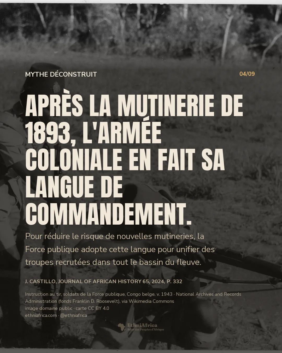 Un soldat en uniforme colonial et calot guide un autre soldat agenouillé qui vise un fusil, dans un champ d'herbe sèche bordé d'arbres.