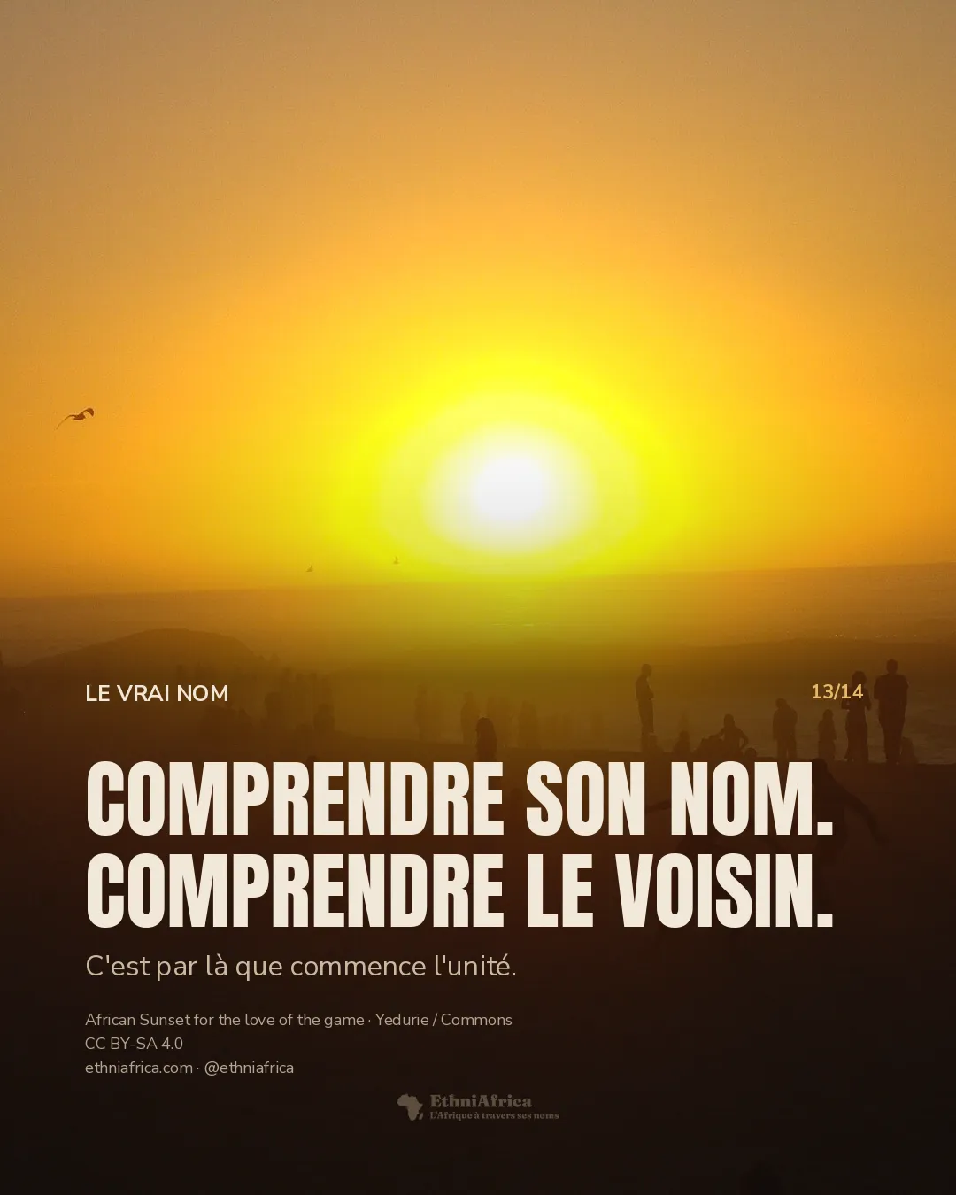 coucher de soleil orangé sur une plage, avec des silhouettes de joueurs de football
